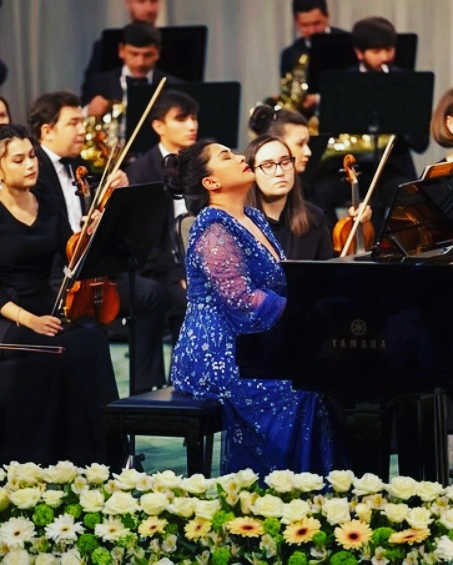 Eleonora Kotlibulatova am Klavier beim Konzert.